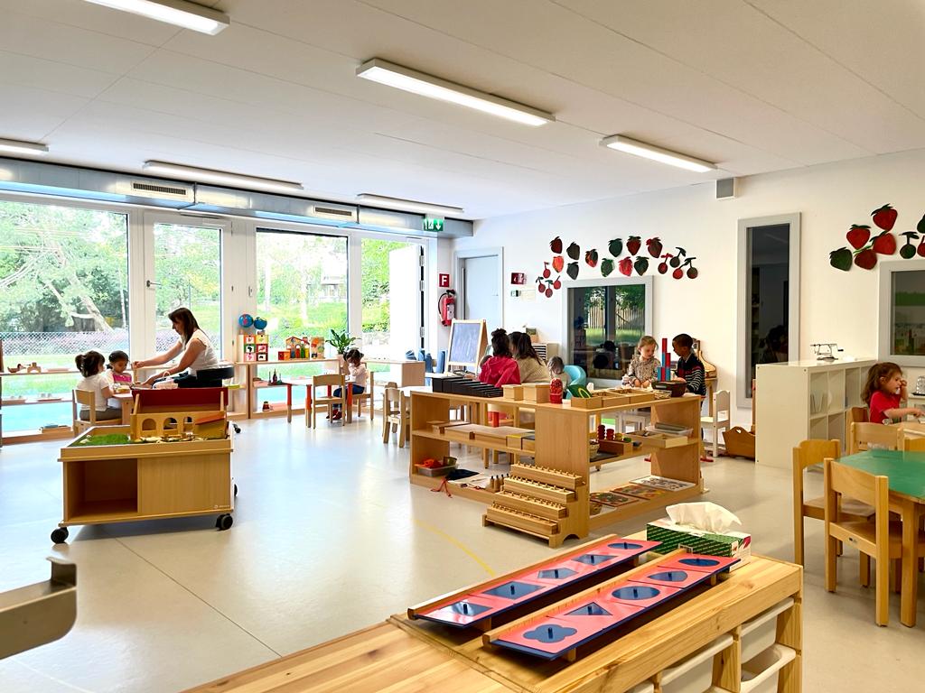 Les défis des crèches dans les grandes villes : Pénurie, coûts élevés et conciliation des horaires